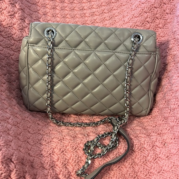 Michael Kohr gray quilted final bag that can be carried the chain inside - Picture 11 of 14